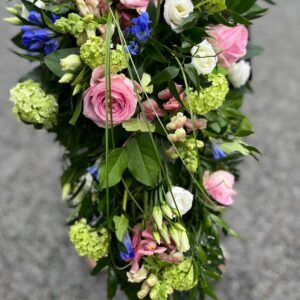 Surulaite Nro 10 - Vaaleanpunainen ruusu, vihreää ja sinistä kukkaa