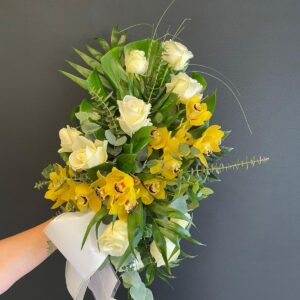 Surukimppu 11 - Valkoinen Ruusu, keltainen Orkidea vihreillä.