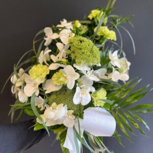 Surukimppu 12 - Valkoinen Orkidea, vihreä Neilikka vihreillä.