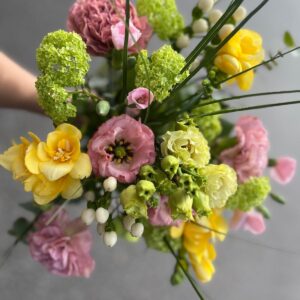 Vaaleanpunainen herkkä, kevyt ja  puolikorkea kimppu. Eustoma, Freesia, Lumipalloheisi ja Marjakuisma.